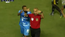 O Volta Redonda constesta uma decisão do árbitro Wilton Pereira Sampaio durante a partida contraq o Paysandu, no último sábado (7).