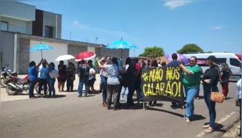 Imagem ilustrativa da notícia Educadores protestam em frente à casa do prefeito de Irituia