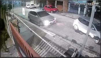 Imagem ilustrativa da notícia Vídeo: Bando rouba carro em Belém e bate veículo na fuga