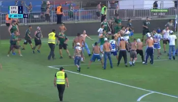 Imagem ilustrativa da notícia Vídeo: briga entre torcedores interrompe Coritiba x Cruzeiro