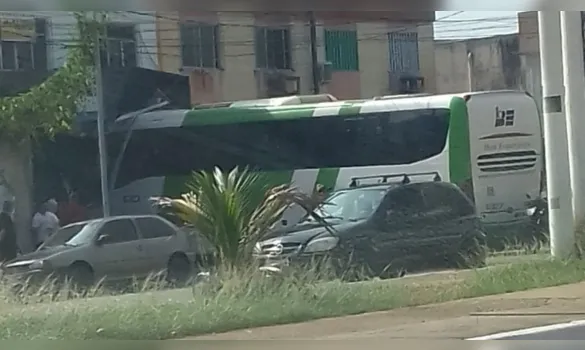 Imagem ilustrativa da imagem Ônibus invade academia de boxe em avenida de Belém&nbsp;