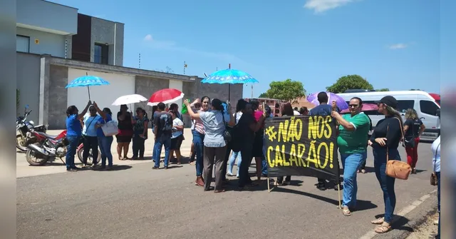 Imagem ilustrativa da notícia Educadores protestam em frente à casa do prefeito de Irituia