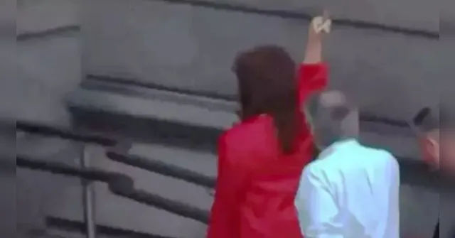 Imagem ilustrativa da notícia Cristina Kirchner mostra dedo do meio a apoiadores de Milei