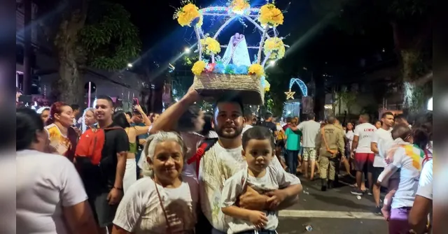 Imagem ilustrativa da notícia Fiel carrega berlinda iluminada durante a Trasladação