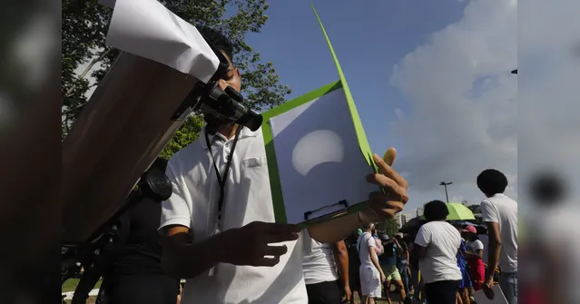 Imagem ilustrativa da notícia Eclipse solar atrai crianças e adultos ao Planetário