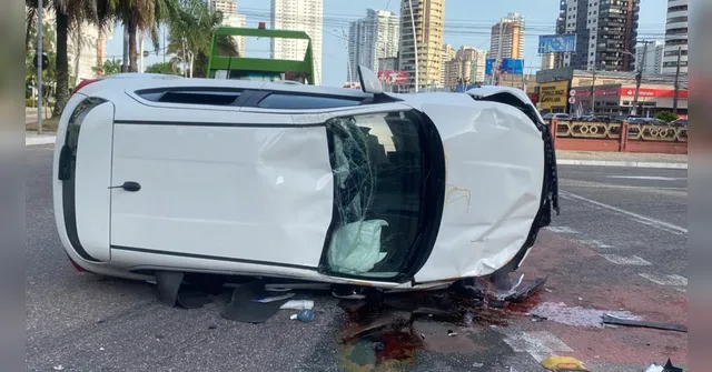 Imagem ilustrativa da notícia Carro avança sinal e faz outro veículo capotar na Doca
