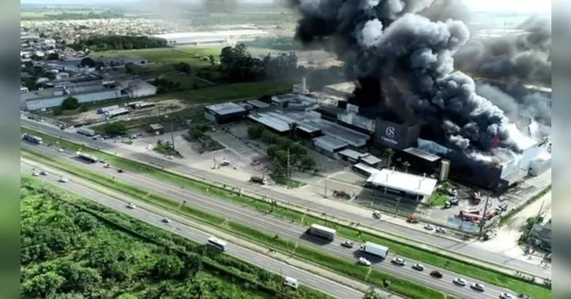 Imagem ilustrativa da notícia Fábrica da Cacau Show é atingida por grande incêndio no ES