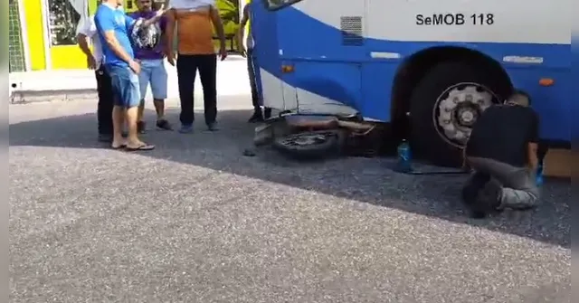 Imagem ilustrativa da notícia Acidente deixa motocicleta embaixo de ônibus na Cidade Nova
