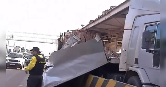 Imagem ilustrativa da notícia Carreta atinge parada do BRT e complica trânsito na BR-316
