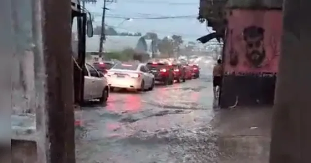Imagem ilustrativa da notícia Chuva e ventos fortes provocam caos no trânsito em Belém