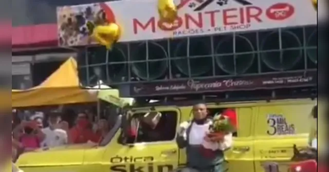 Imagem ilustrativa da notícia Vídeo: Marido usa carro som para se desculpar por traição