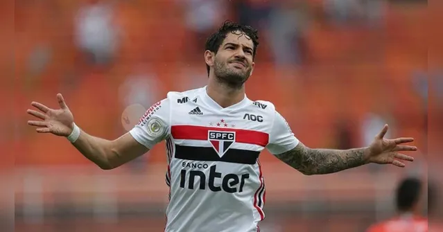 Imagem ilustrativa da notícia Pato apaga São Paulo do Insta e pode assinar com arquirrival