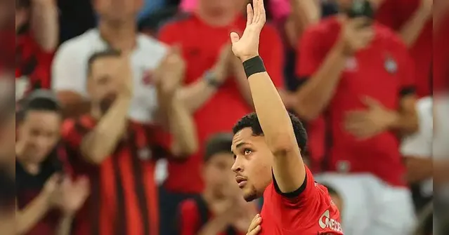 Imagem ilustrativa da notícia Rumo ao Barcelona, Vitor Roque se despede do Athletico-PR