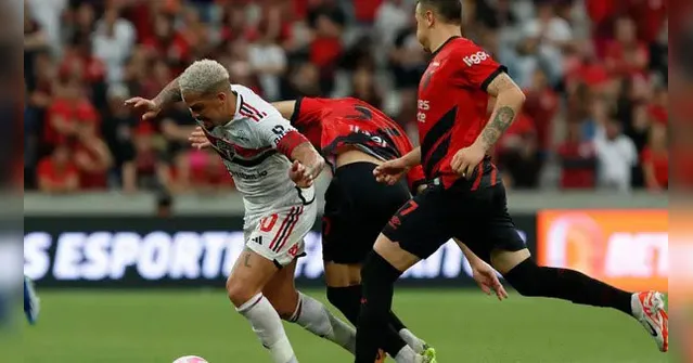 Imagem ilustrativa da notícia São Paulo sofre no 'sintético' e empata com o Athletico-PR