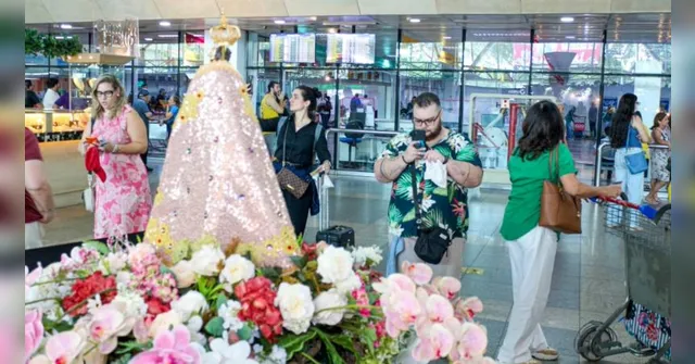 Imagem ilustrativa da notícia Turistas são recebidos pela imagem peregrina no aeroporto