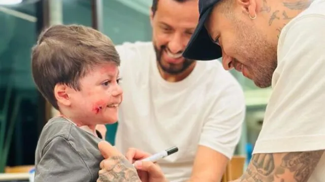 Imagem ilustrativa da notícia Neymar se emociona ao se encontrar com o menino Gui