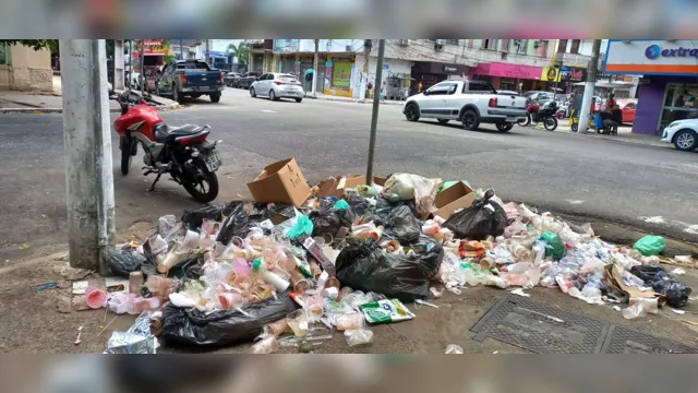 Imagem ilustrativa da notícia Idosa denuncia lixo a céu aberto na Praça Brasil. Veja!