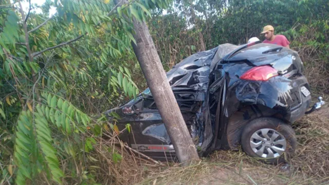 Imagem ilustrativa da notícia Vídeo: carro capota e mulher fica ferida em estrada paraense