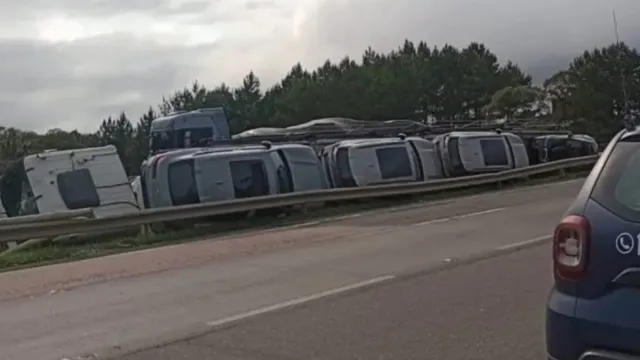 Imagem ilustrativa da notícia Caminhão-cegonha com carros de luxo da BMW tomba em rodovia