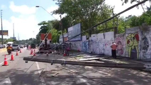 Imagem ilustrativa da notícia Veja o vídeo: Forte chuva derruba postes e árvores em Belém
