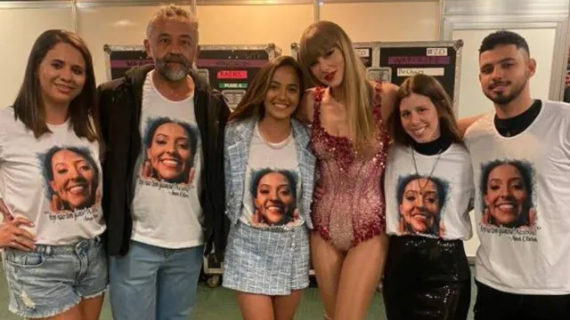 Imagem ilustrativa da notícia Taylor Swift tira foto com família de fã que morreu em show