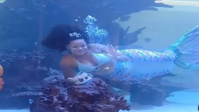 Imagem ilustrativa da notícia Desespero: mulher "Sereia" fica com cauda presa em aquário 