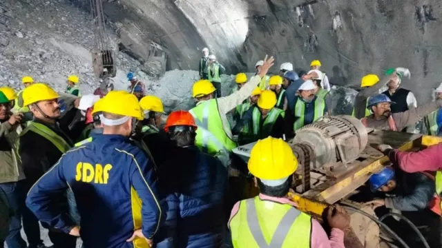 Imagem ilustrativa da notícia Índia: 41 trabalhadores em túnel começam a ser resgatados