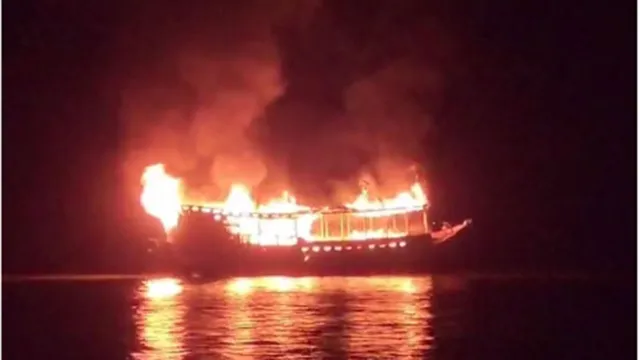 Imagem ilustrativa da notícia Vídeo: embarcação pega fogo em Curralinho, no Marajó