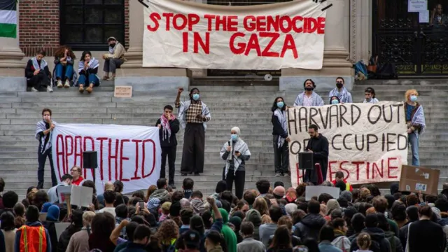 Imagem ilustrativa da notícia Harvard perde apoio de bilionários após criticas a Israel