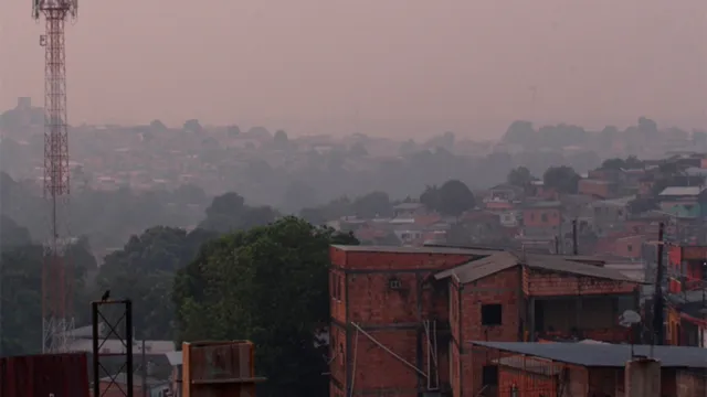 Imagem ilustrativa da notícia Fumaça cobre Teatro do Amazonas e polui ar em Manaus
