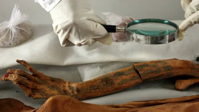 Imagem ilustrativa da notícia Tatuagem de Jesus é achada em corpo de 1.300 anos no Sudão
