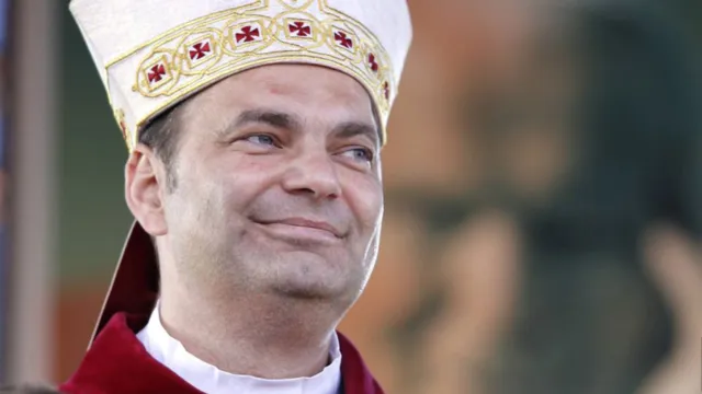 Imagem ilustrativa da notícia Bispo renuncia após flagra de orgia entre homens na Polônia