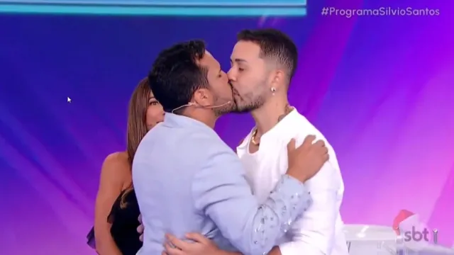 Imagem ilustrativa da notícia Carlinhos Maia e marido protagonizam 1º beijo gay do SBT