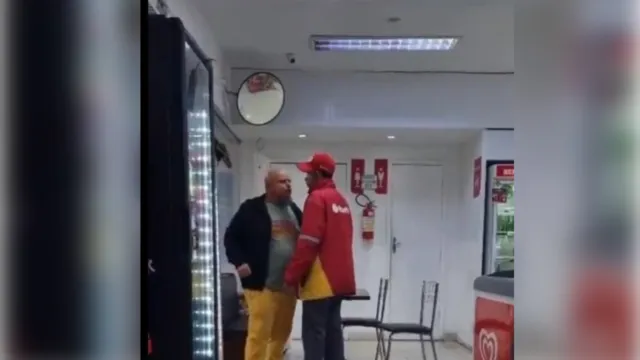 Imagem ilustrativa da notícia Vídeo: homem ofende e chama frentista de "macaco" 