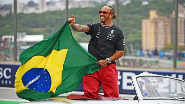 Imagem ilustrativa da notícia Hamilton agita torcedores ao empunhar a bandeira do Brasil