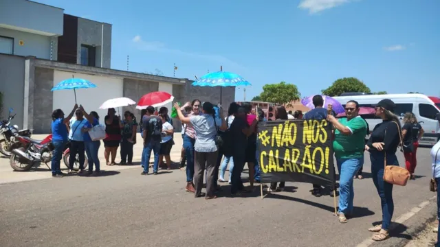 Imagem ilustrativa da notícia Educadores protestam em frente à casa do prefeito de Irituia