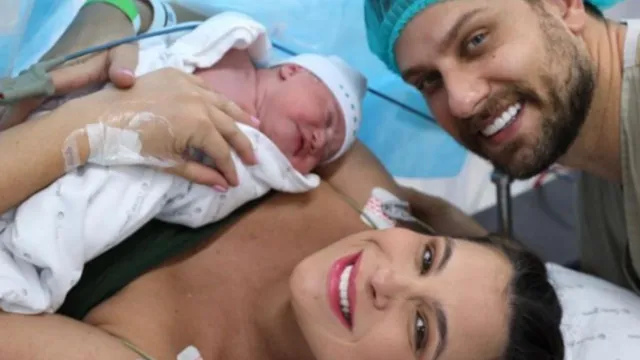 Imagem ilustrativa da notícia Ex-BBB's Kamilla e Eliéser comemoram nascimento da filha