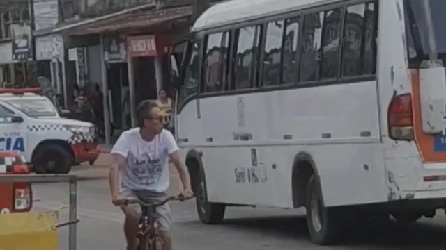 Imagem ilustrativa da notícia Vídeo: homem faz mulher de refém em ônibus em Ananindeua