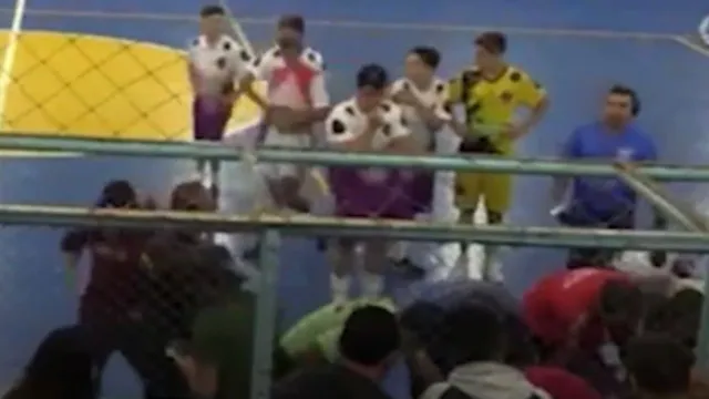 Imagem ilustrativa da notícia Vídeo: jovem morre após mal súbito durante partida de futsal
