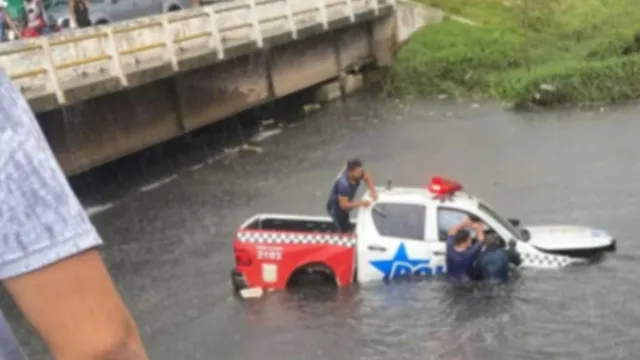 Imagem ilustrativa da notícia Vídeo: viatura da PM cai dentro de canal em Ananindeua