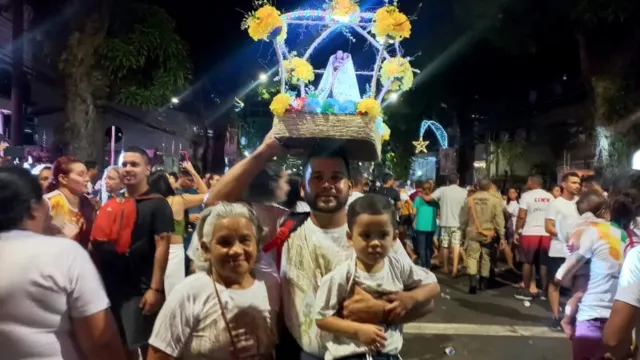 Imagem ilustrativa da notícia Fiel carrega berlinda iluminada durante a Trasladação