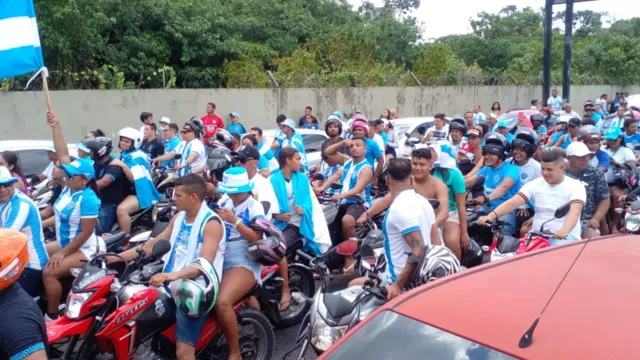 Imagem ilustrativa da notícia Torcedores acompanham o Paysandu em carreata