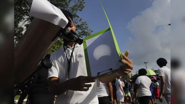 Imagem ilustrativa da notícia Eclipse solar atrai crianças e adultos ao Planetário