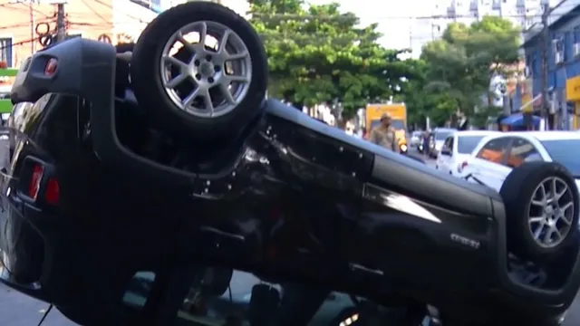 Imagem ilustrativa da notícia Vídeo: Carro capota após batida no bairro de Nazaré