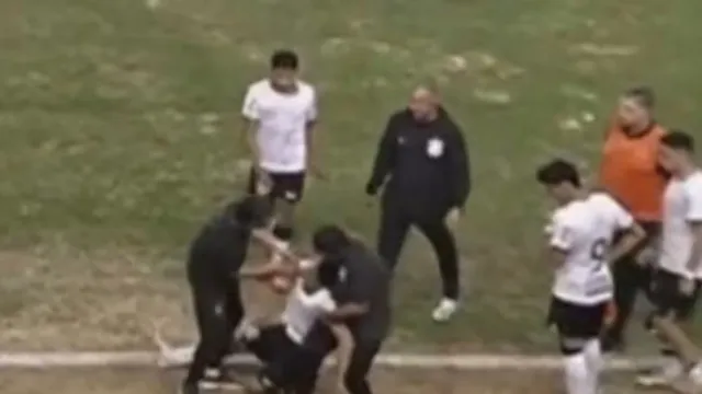 Imagem ilustrativa da notícia Veja o vídeo: Jogador do Corinthians desmaia em partida