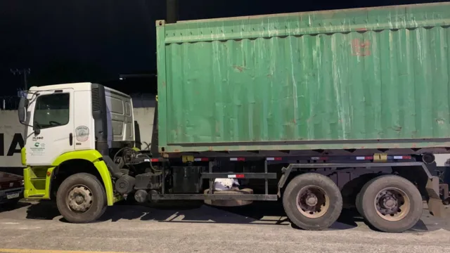Imagem ilustrativa da notícia Caminhão com lixo hospitalar é apreendido próximo a aterro