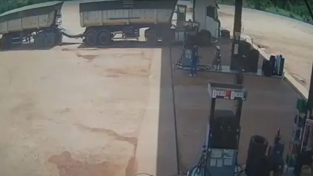Imagem ilustrativa da notícia Vídeo: carreta perde o controle e invade posto de gasolina