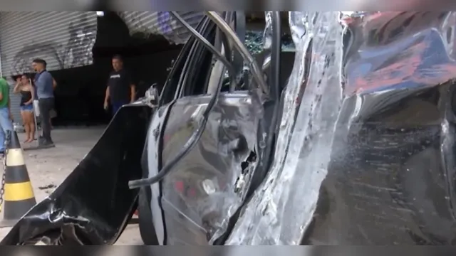 Imagem ilustrativa da notícia Veja o momento em que carro atinge loja em Belém 