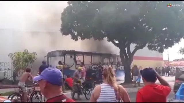 Imagem ilustrativa da notícia Veja o instante em que um ônibus pega fogo na Cidade Nova