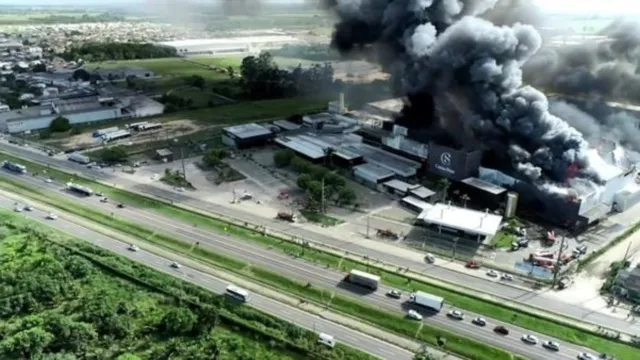 Imagem ilustrativa da notícia Fábrica da Cacau Show é atingida por grande incêndio no ES